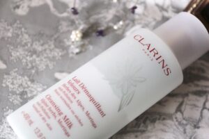 クラランスのクレンジングミルクは知る人ぞ知る乾燥肌にこの上なく優しいロングセラー名品です